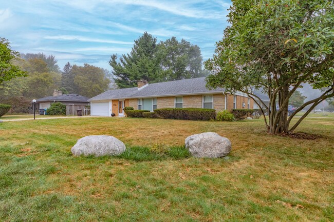 Building Photo - Three Bedroom Home in Kalamazoo