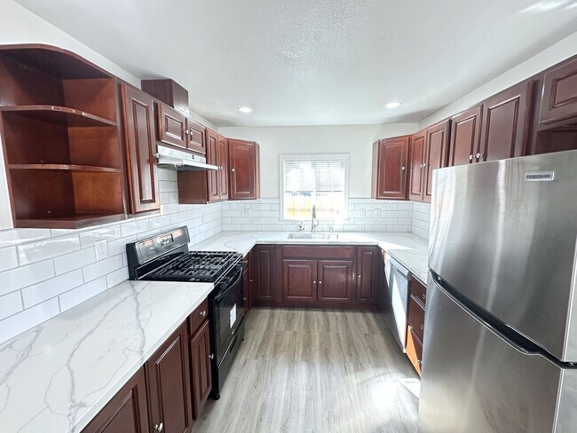 Building Photo - Ready For Move in~ 2BEDS/1BATH HOUSE FOR RENT W/Laundry Hook-Ups!