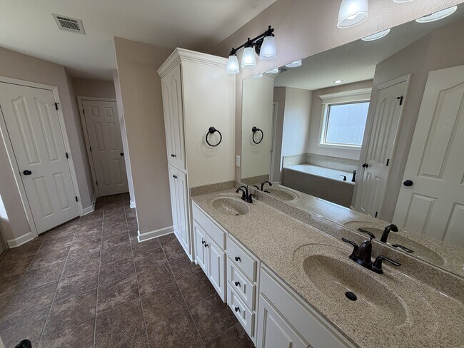 Building Photo - 1417 Puritan Dr