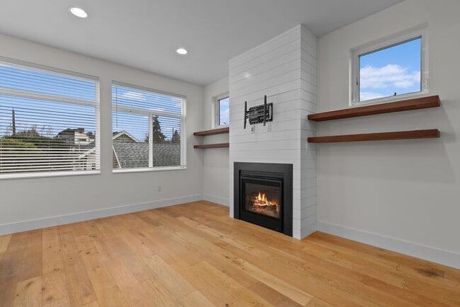 Building Photo - Stunning Modern Air-Conditioned Townhome in Coveted Whittier Heights