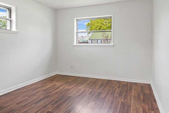 Building Photo - 301 Sheridan Dr