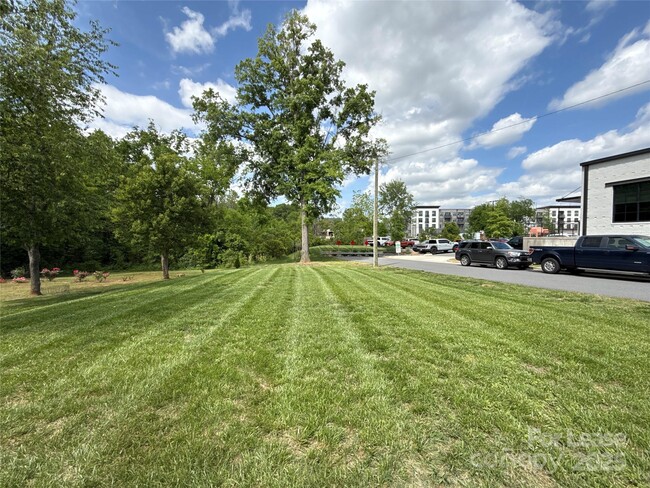 Building Photo - 300 E Peterson Dr