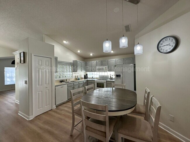 Building Photo - 1009 Lake Davenport Blvd