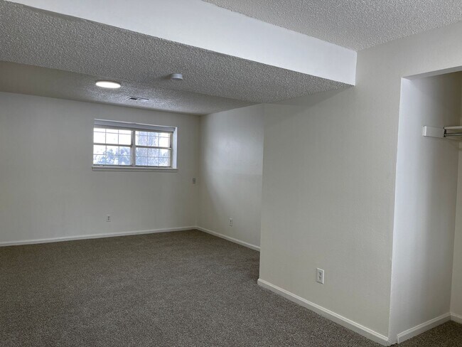 Building Photo - 3 bed 2 bath home on HUGE LOT!