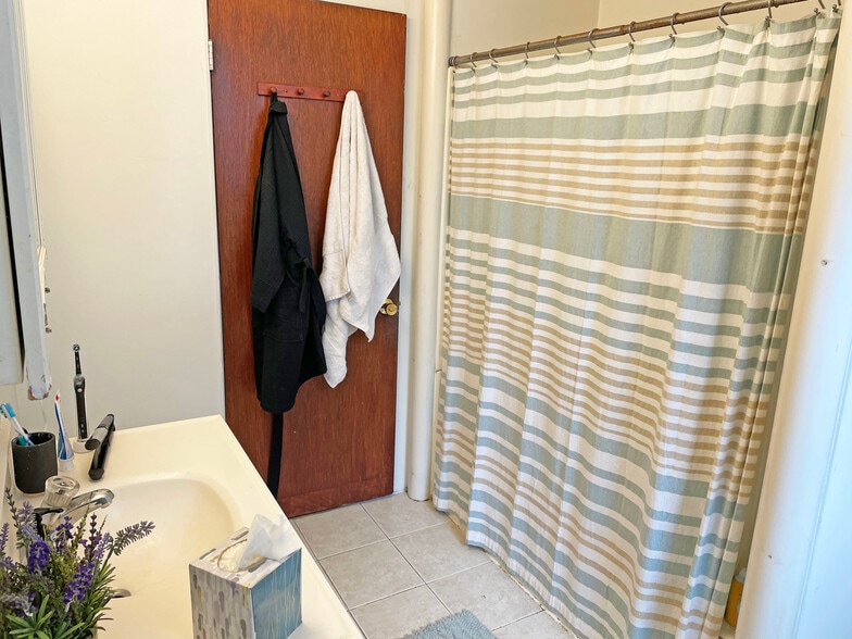 Building Photo - 15 Ashford St