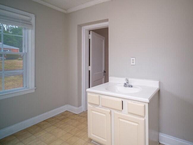 Building Photo - "Charming 3-Bedroom Home with Gleaming Hardwood Floors & 2 Full Baths in Prime Charlotte Location!"
