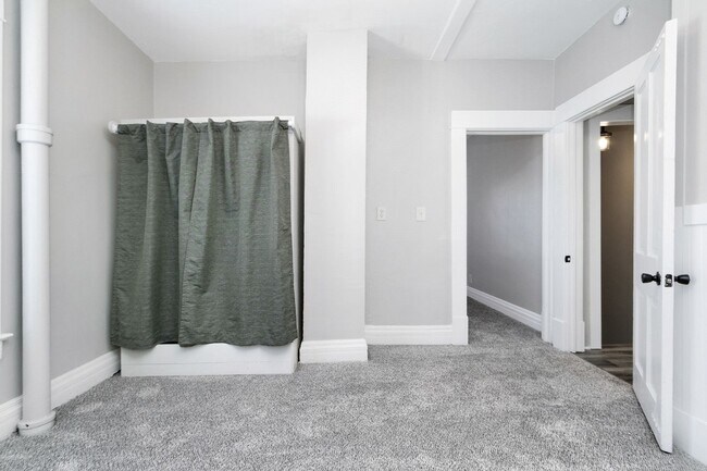 Building Photo - Large Beautiful Home, Close to Fort Riley
