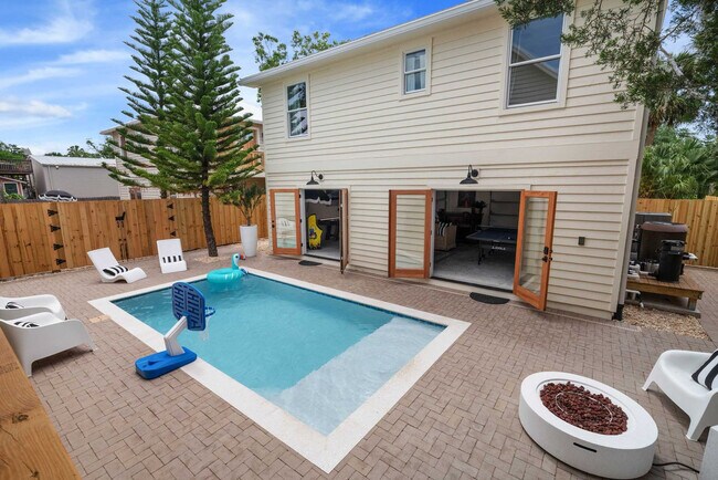 Building Photo - 30 W Castillo Dr