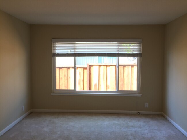 Building Photo - 4670 Holycon Cir