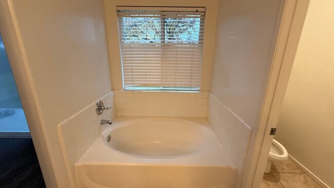 Building Photo - 3 Bedroom, 2 Bathroom Home in Desirable Tulare Neighborhood