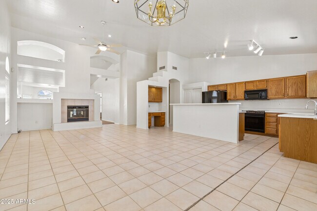 Building Photo - 1684 W Merrill Ln