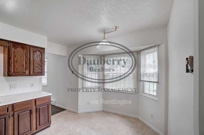 Building Photo - 1006 Ranch Dr