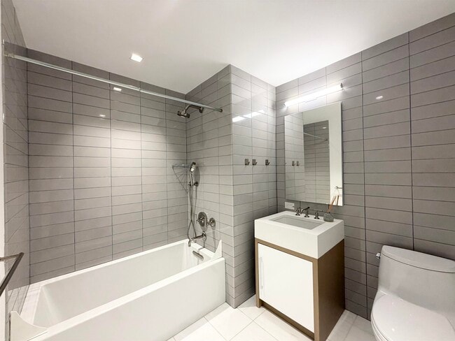 Building Photo - 75 Park Ln S