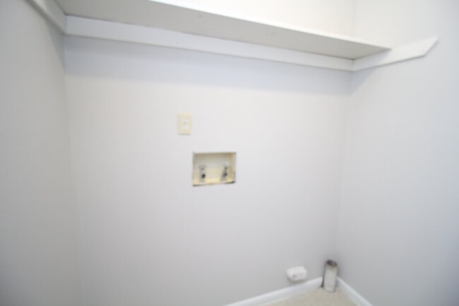 Building Photo - 2BR/1BA Apartment Near Mobile Hwy – Utilit...