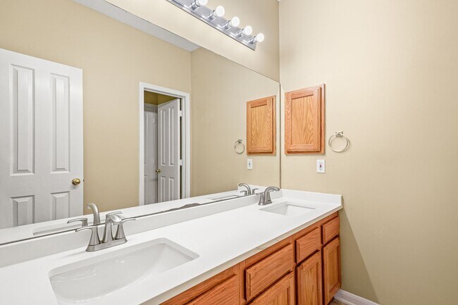 Building Photo - 8615 Traciney Blvd