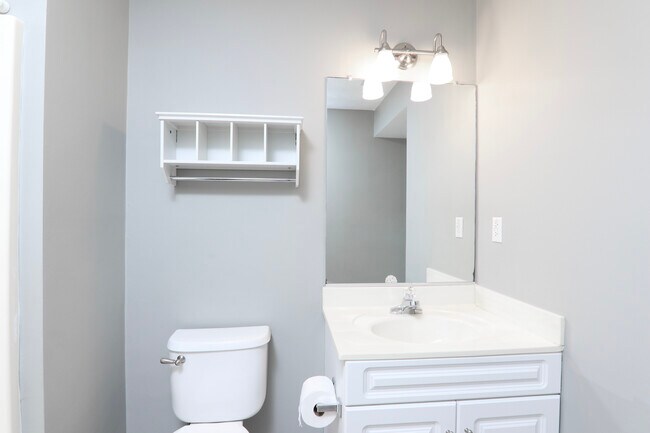 Building Photo - 2204 Lesner Crescent