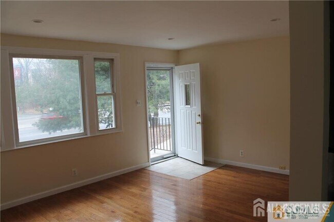 Building Photo - 323 9th St