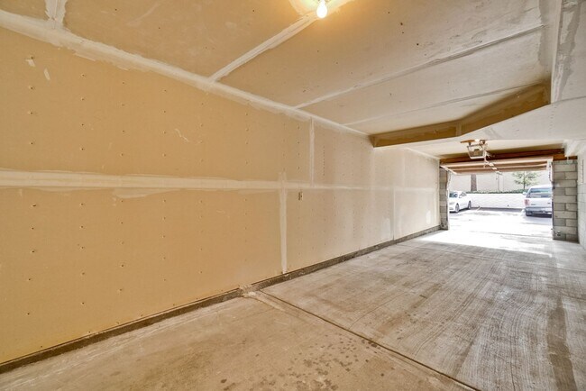 Building Photo - Recently upgraded Condo in a highly desirable location in Sunnyvale.