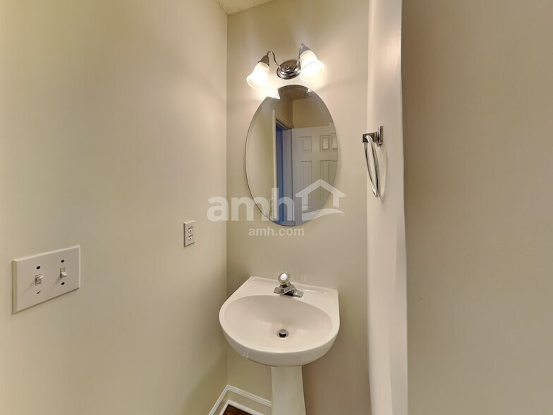 Building Photo - 4945 Hopewood Ln