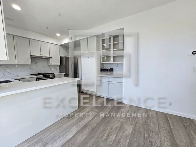 Building Photo - Beautifully Updated 3/2.5 House with Open ...