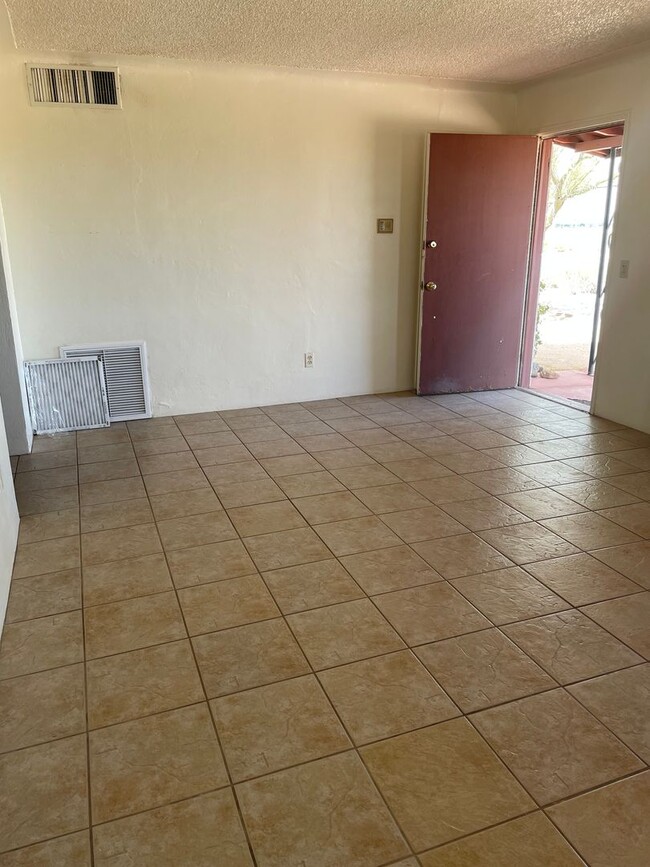 Building Photo - Lovely 3 Bedroom House with Stunning Mount...
