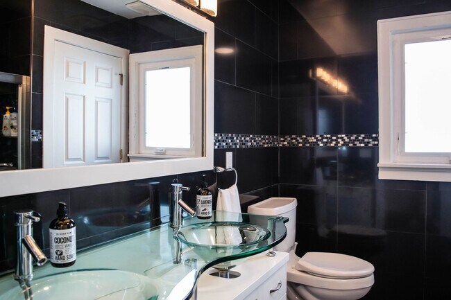 Building Photo - Gorgeous 4-Bed 2-Bath in Beaver Hills