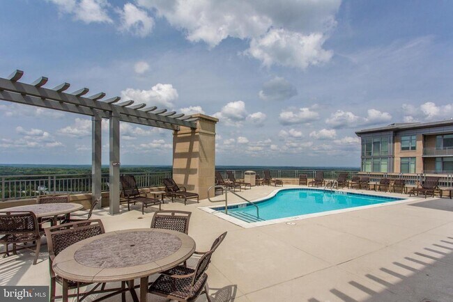 Building Photo - 8220 Crestwood Heights Dr