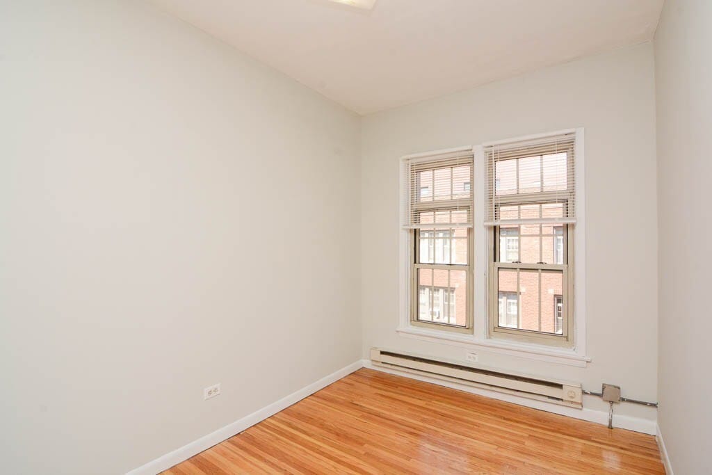 Building Photo - 627.5 W Barry Ave