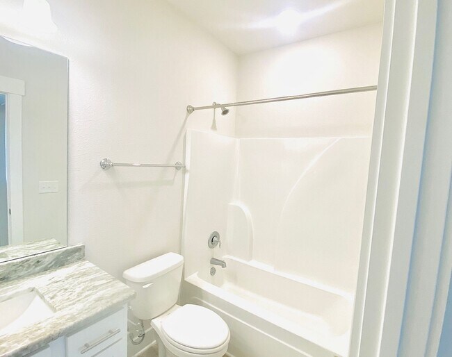 Building Photo - Stunning 4-Bed, 3-Bath Beauty, 2,117 sq. ft. of Pure Comfort and Style!