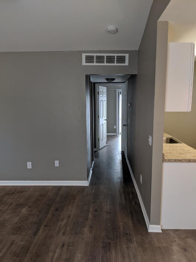 Building Photo - Clean 2 Bedroom Upper Condo w/ Updated Flo...