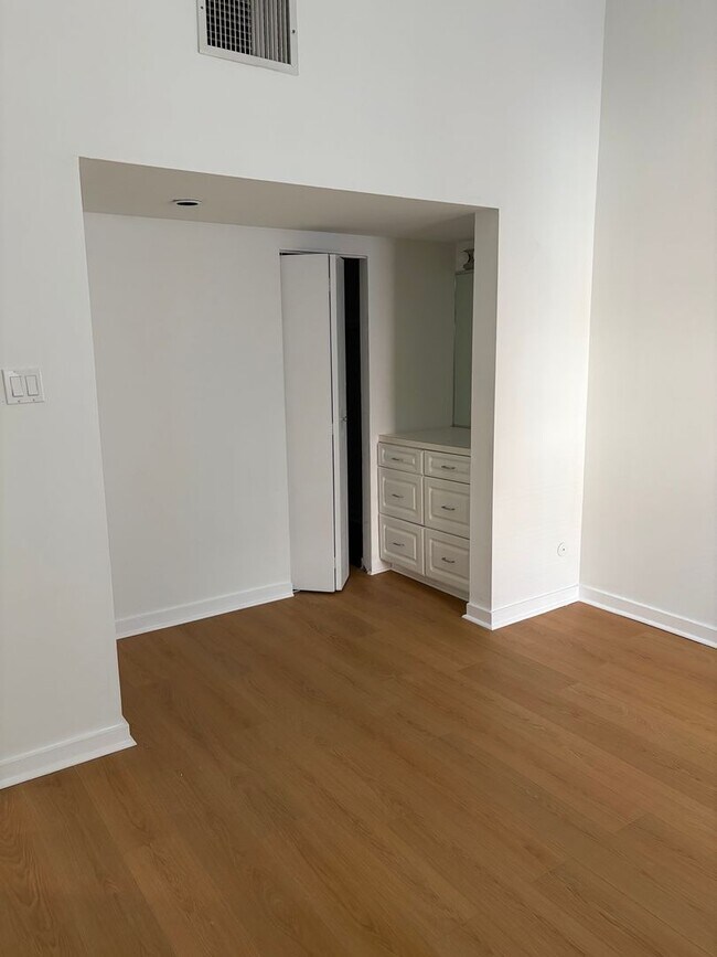 Building Photo - Welcome to Urban Elegance in the Heart of Historic Old City, Philadelphia