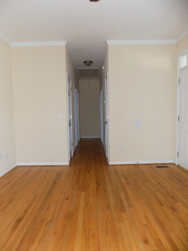 Building Photo - Earlewood-Offering Self Guided Tour with RENTLY!