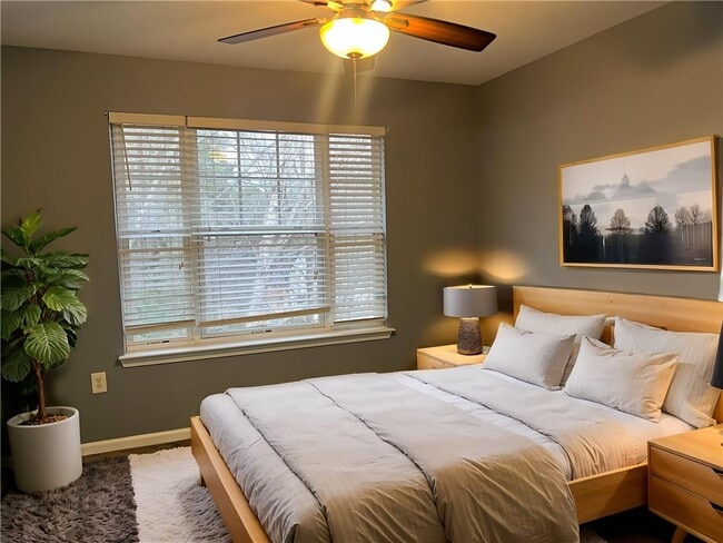 Building Photo - 833 Old Greenville Hwy