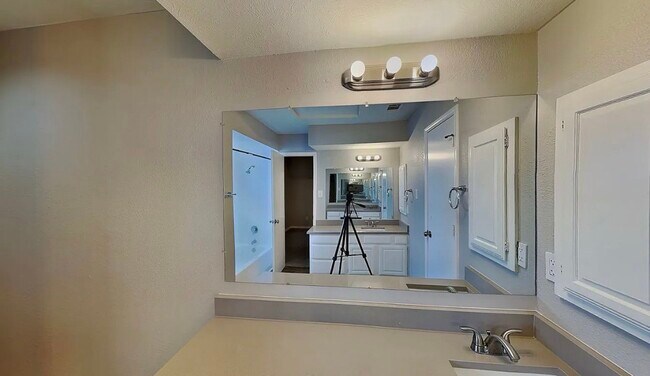 Building Photo - MOVE IN READY