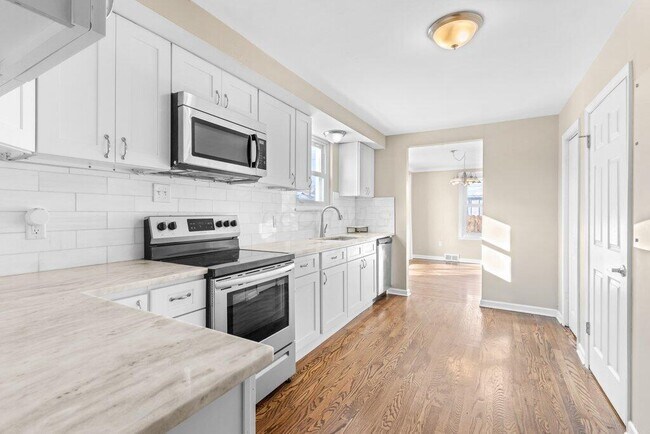 Building Photo - 2063 Inchcliff Rd