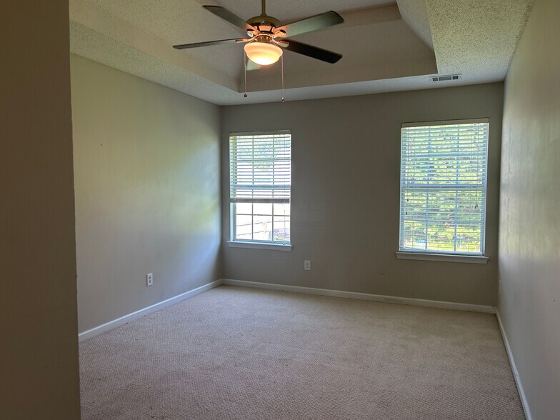 Building Photo - Room in House on Cabana Way