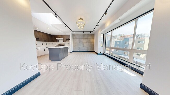 Building Photo - 711 La Playa St