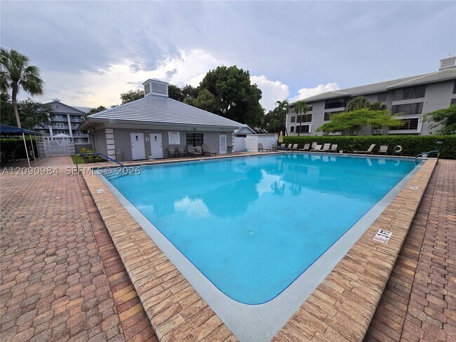 Building Photo - 1526 Whitehall Dr