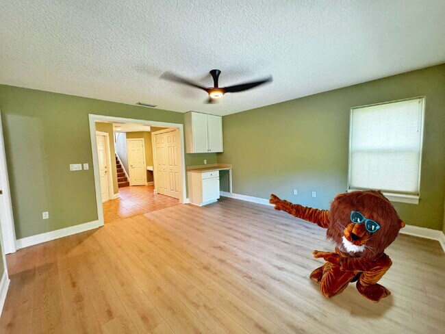 Building Photo - Spacious two-story island townhome in gate...