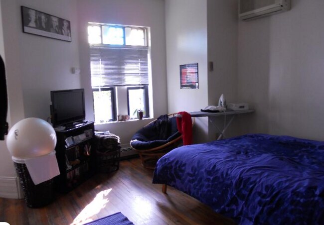 Building Photo - 18 Isabella St