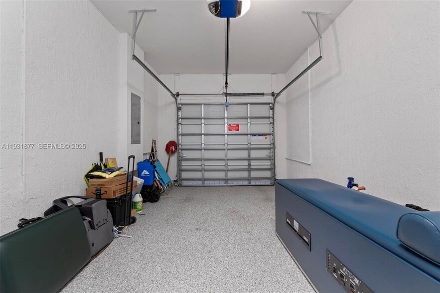 Building Photo - 20544 NE 5th Pl