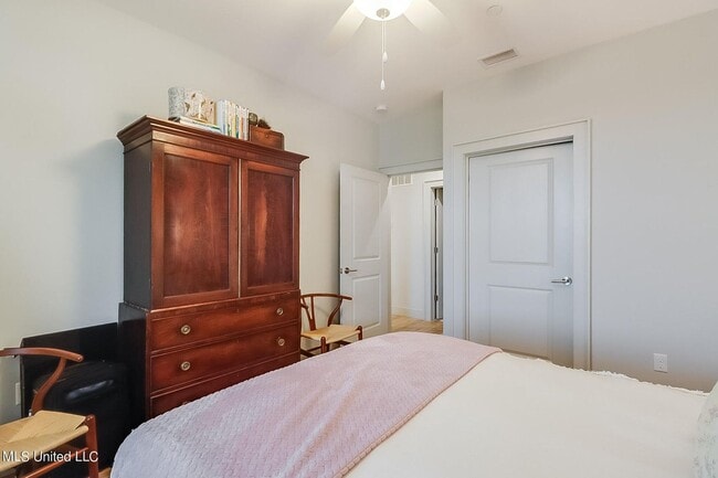 Building Photo - 2 Bed 2 Bath Condo - Open Concept at the I...