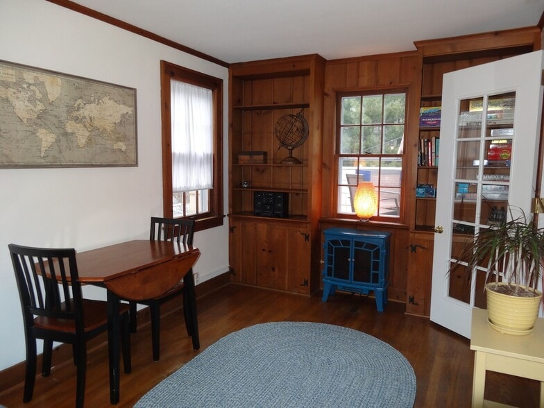 Den - 2001 Waite Ave