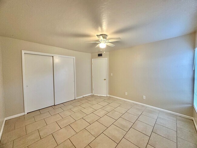 Building Photo - 1st Floor Apartment with Pool, Tennis Court & More in North Fort Myers