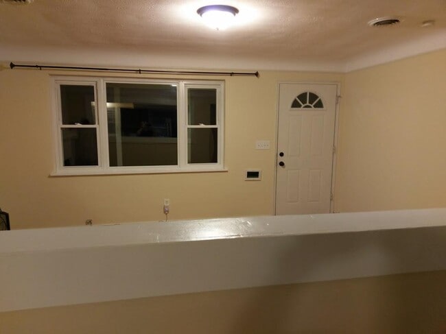 Building Photo - 640 Center St