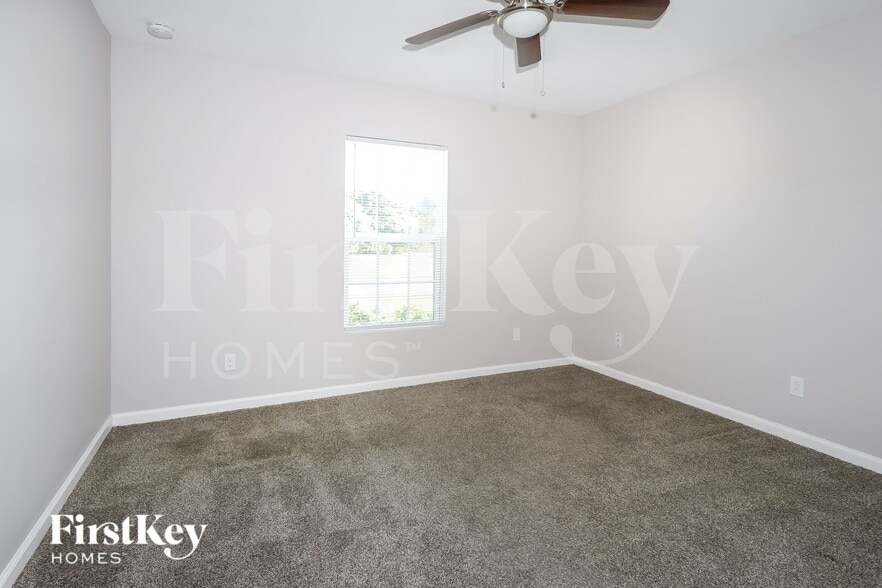 Building Photo - 820 SW Thrift Ave