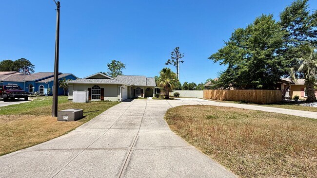 Building Photo - The Glads