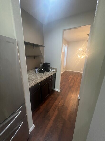 Butlers pantry connecting kitchen and formal dining space - 3601 Lanyard Dr NE