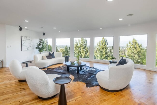 Building Photo - 3828 Alomar Dr