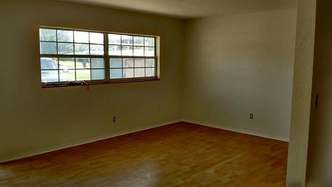 Building Photo - Great Location w/ everything you want! Boat parking